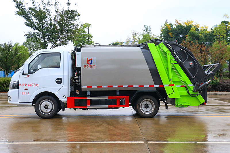 东风途逸压缩式垃圾车（5方）
