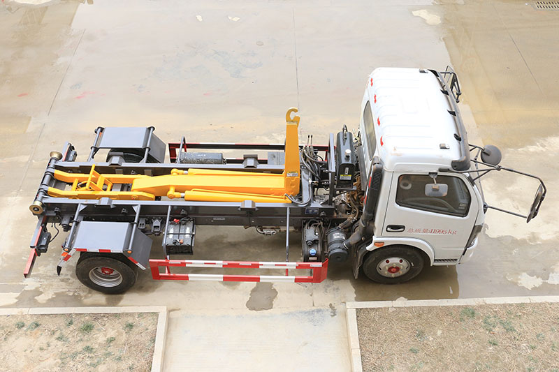 东风大多利卡钩臂垃圾车（7方）（选装套臂）