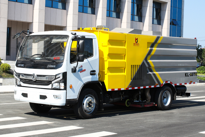 东风大多利卡吸尘车（1.5水6尘）