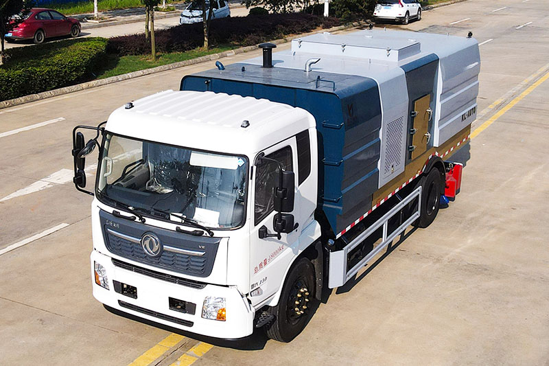 东风天锦吸尘车