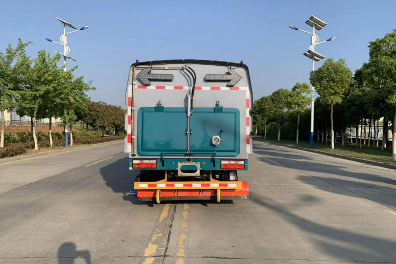 东风小多利卡吸尘车（后置吸尘）（1水4尘）