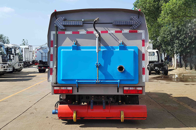 东风小多利卡吸尘车（后置吸尘）（1水4尘）