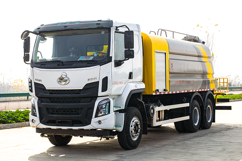 柳汽乘龙后八轮H5抑尘车（17方）（80~120米雾炮）