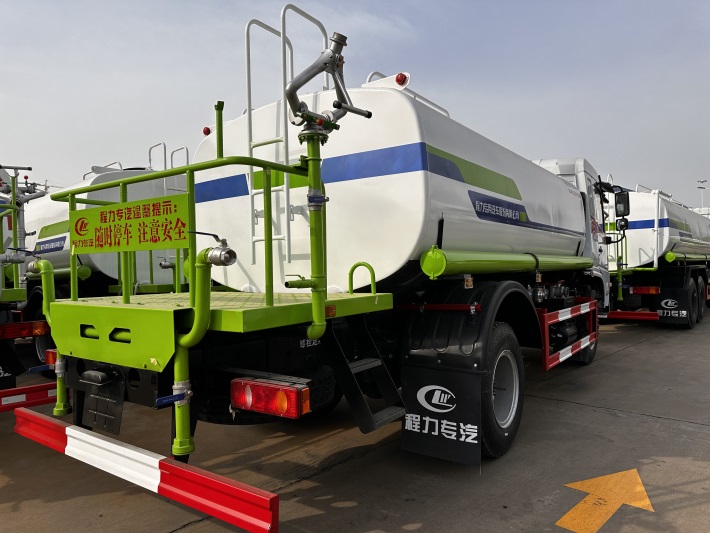 东风专底12吨洒水车