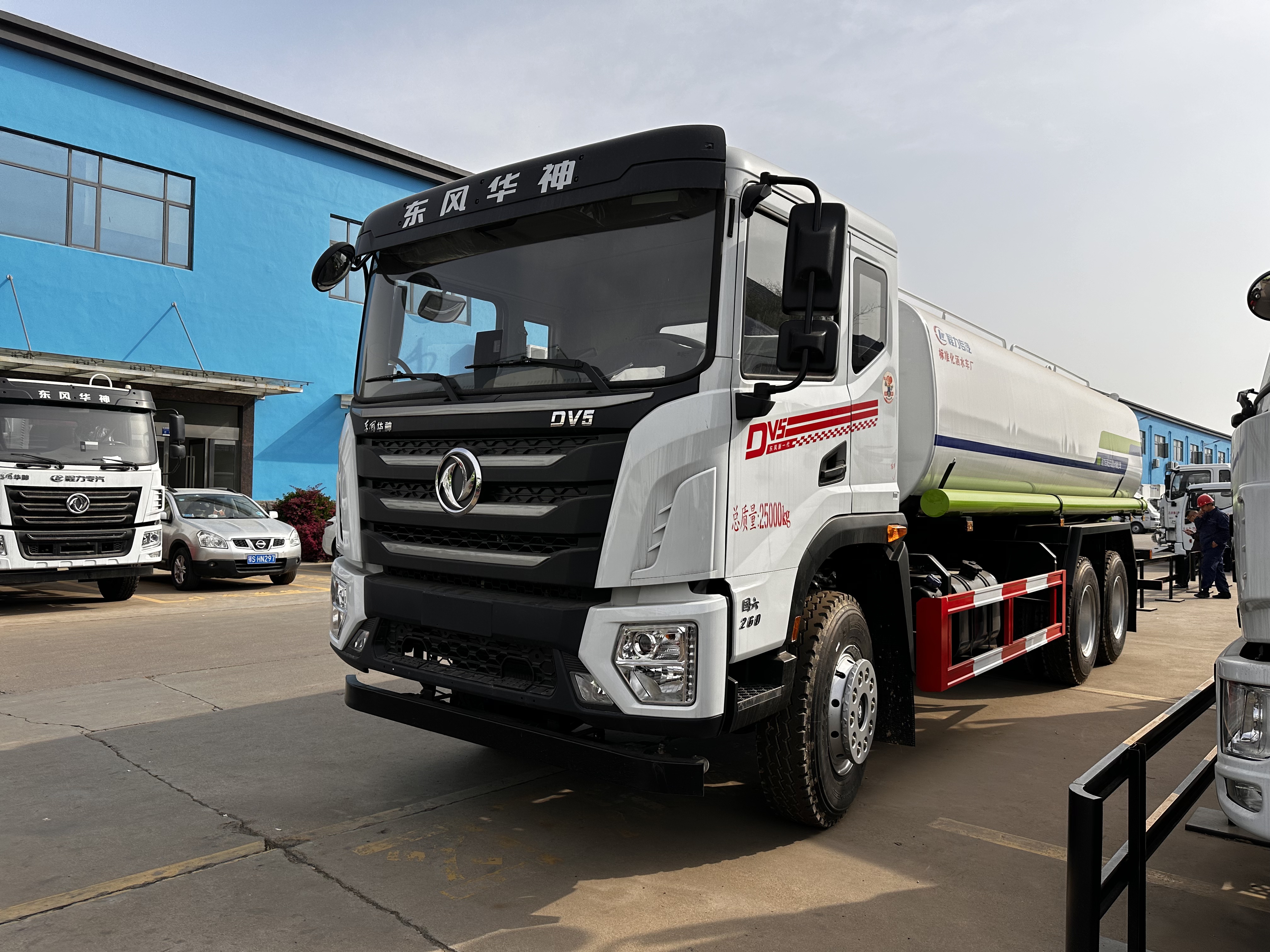 东风后双桥22吨洒水车