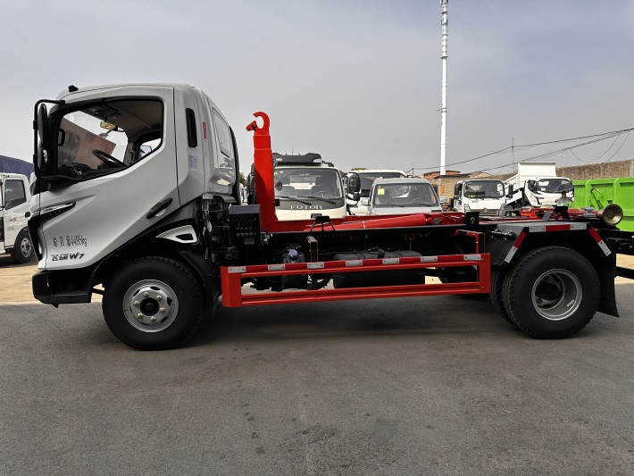 蓝牌奥驰15吨钩臂垃圾车