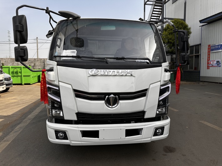 蓝牌奥驰15吨钩臂垃圾车