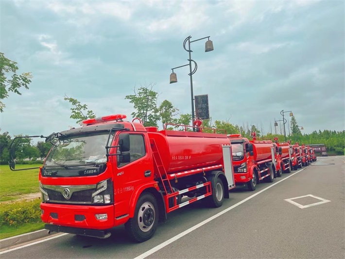 东风大多利卡 7.5 方消防洒水车
