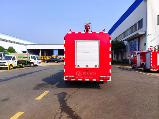 东风大多利卡 7.5 方消防洒水车