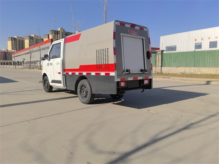 小型纯电动路面清洗车
