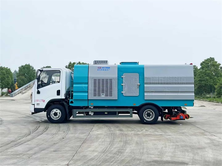 东风华神纯电动吸尘车