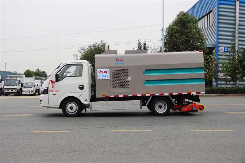 东风华神纯电动小型吸尘车