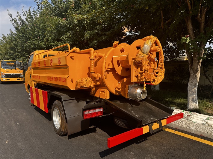 东风途逸蓝牌清洗吸污车