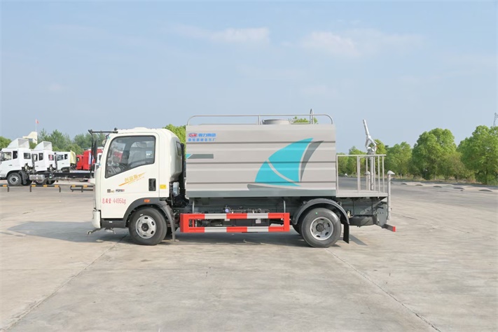 重汽豪沃7方蓝牌洒水车