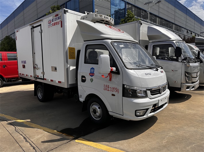 东风途逸3.5米小型冷藏车