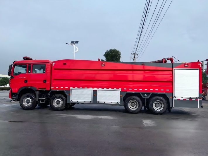 程力威牌25吨重汽豪沃泡沫消防车