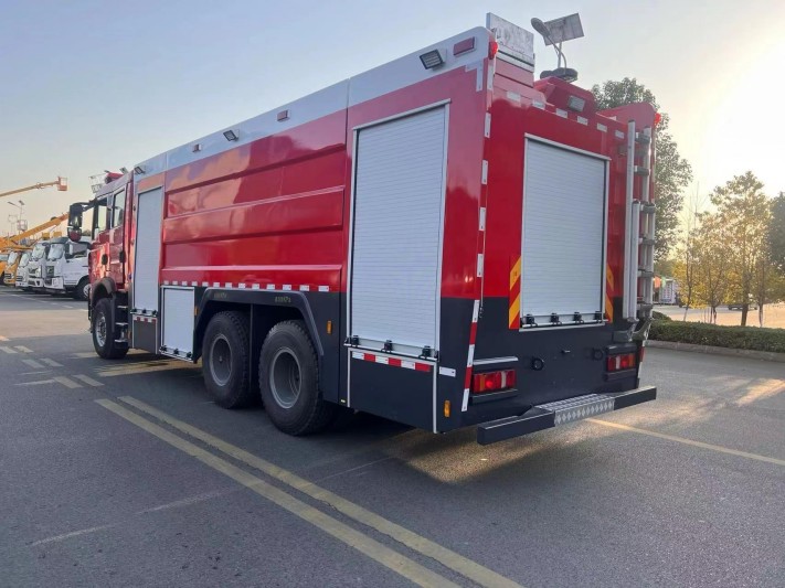 程力威牌6*4后八轮重汽豪沃泡沫消防车