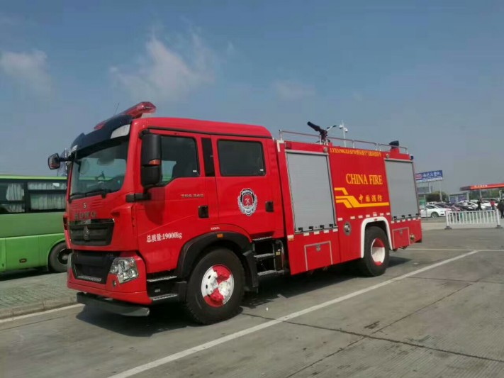 程力威牌6*4后八轮重汽豪沃泡沫消防车