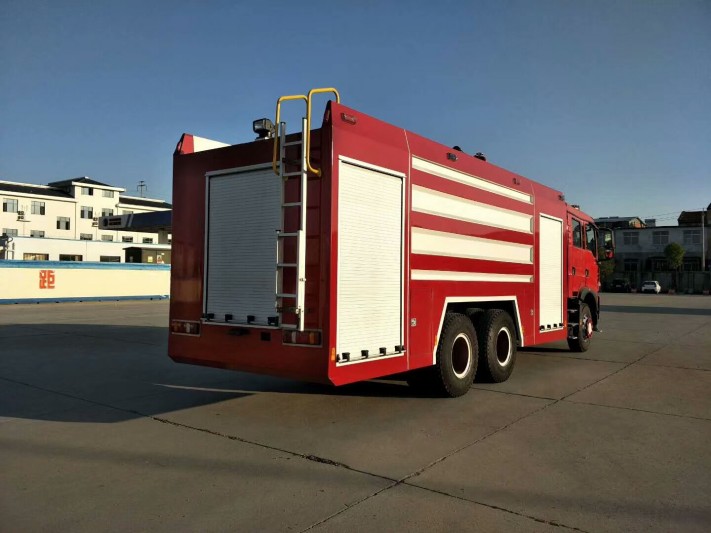 程力威牌6*4后八轮重汽豪沃泡沫消防车