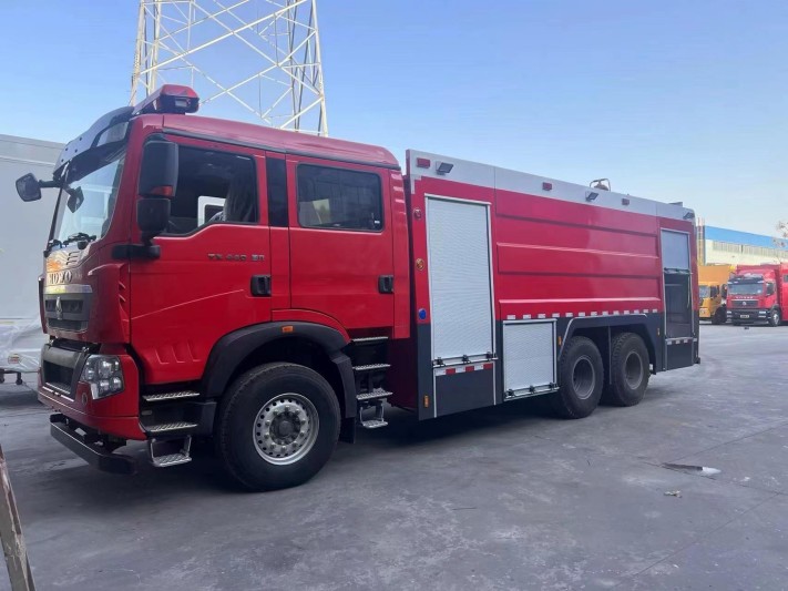 程力威牌6*4后八轮重汽豪沃泡沫消防车