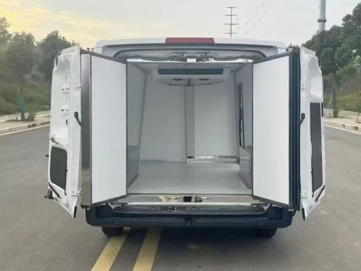 纯电动福田卡文乐福5方面包冷藏车