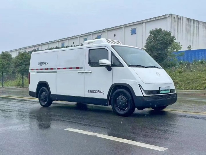 纯电动福田卡文乐福5方面包冷藏车