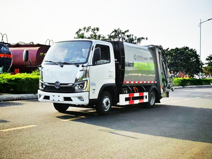 限高电动垃圾车--电动限高垃圾清运车：高效环保新选择