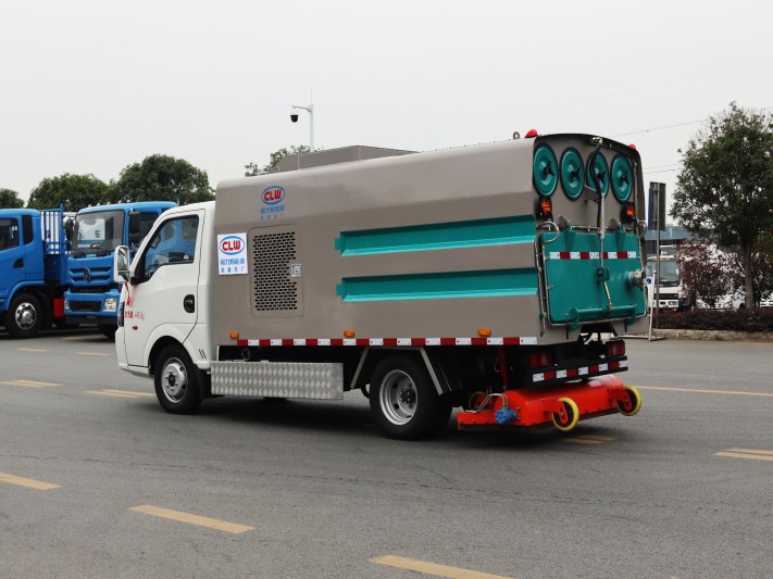 程力威牌4495纯电动东风华神吸尘车