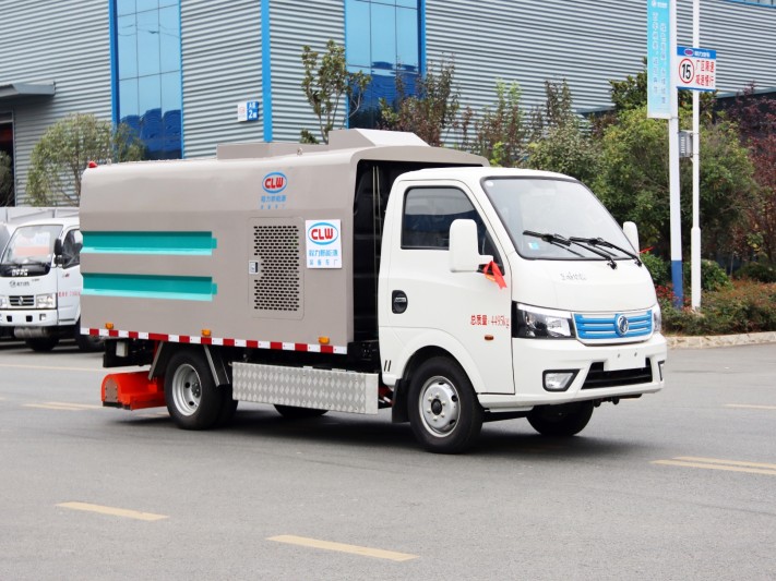程力威牌4495纯电动东风华神吸尘车