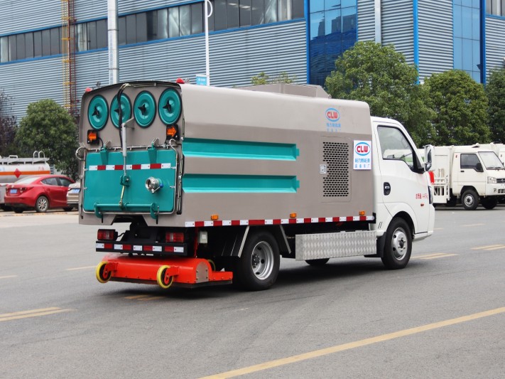 程力威牌4495纯电动东风华神吸尘车