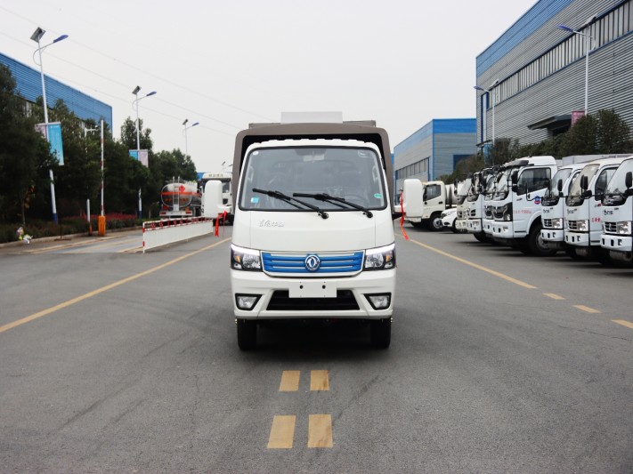 程力威牌4495纯电动东风华神吸尘车